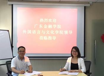 说明: D:\0太阳成集团tyc122cc\实践教学及实习基地建设\2019广金太阳成集团tyc122cc举行实习基地签约授牌仪式\黄经理签约.jpg